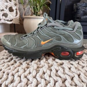 Nike Air Max Plus Tn SE Dark Stucco Total Orange Men's SZ 6.5Y Black Sole